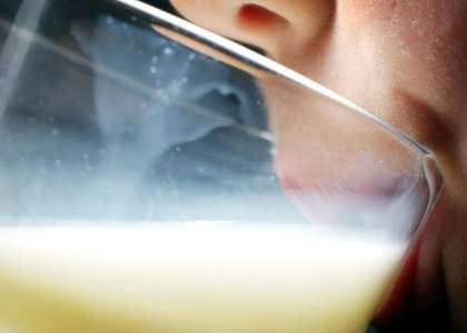 Schlechte Milch riecht und schmeckt unangenehm